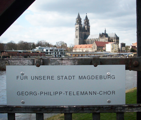 Metallschild des TCs an der Hubbrücke in Magdeburg